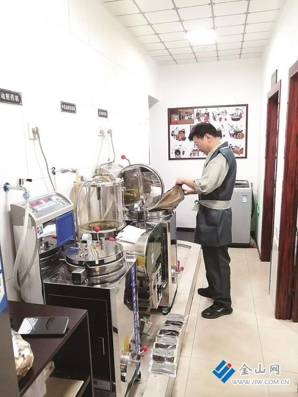 用上新設(shè)備的老藥工