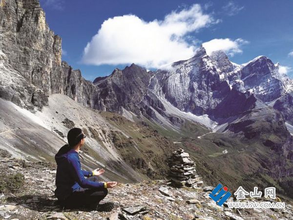 施鳴在四川高海拔地區(qū)賞景 受訪者 提供