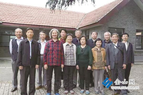 63屆新三丁班部分同學(xué)2016年在鎮(zhèn)江一中大會(huì)議廳原址前合影