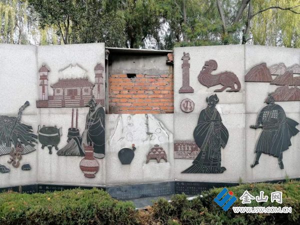 图为破损的浮雕。景泊 摄