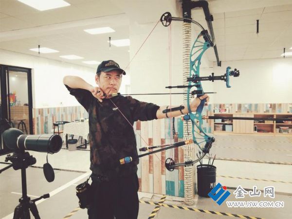 金明圣在射箭館開(kāi)弓 竺捷 攝