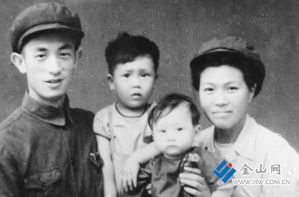 唐堅(jiān)華一家 （左二為作者）