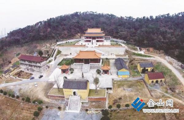 三茅宮道觀背倚白兔山