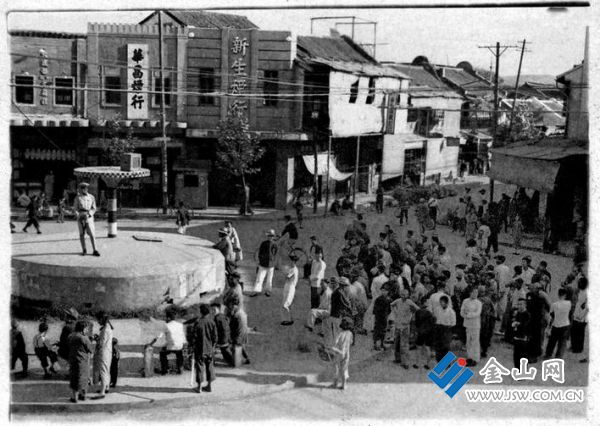 1950年，寶塔路碉堡前聽廣播