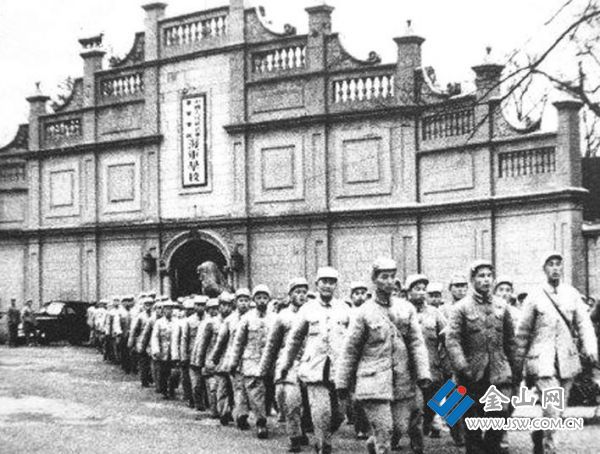 華東軍區(qū)海軍學(xué)校（學(xué)員出操）