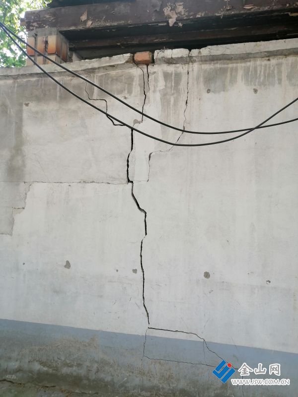 伯先公园对面一围墙成危墙