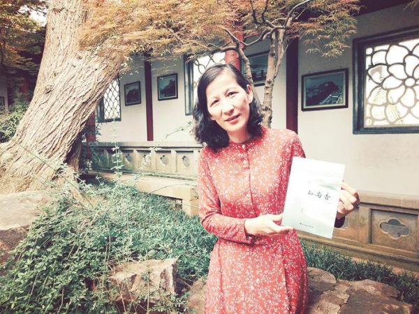 劉晚春展示新書 竺捷 攝