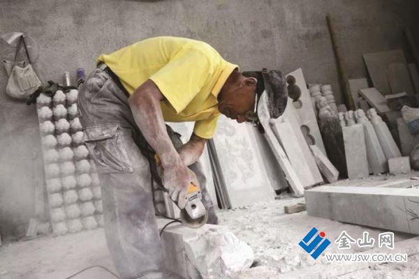 高資金家邊的石匠 任德發(fā) 攝