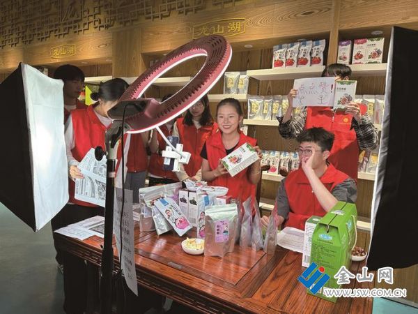 大学生帮助乡镇企业进行直播带货