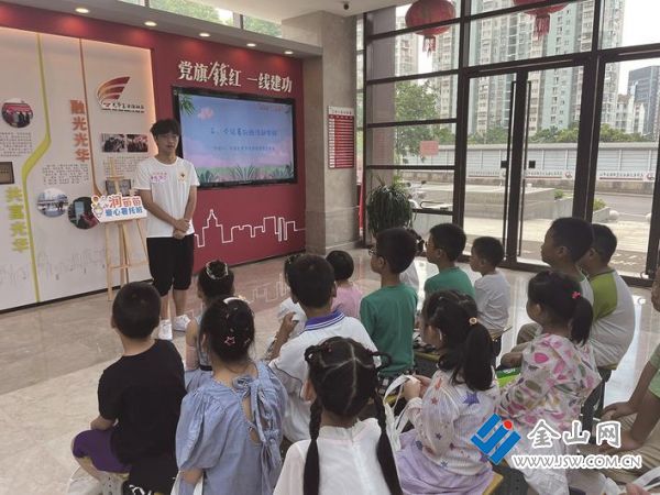 暑期实习大学生参与爱心暑托班志愿服务工作