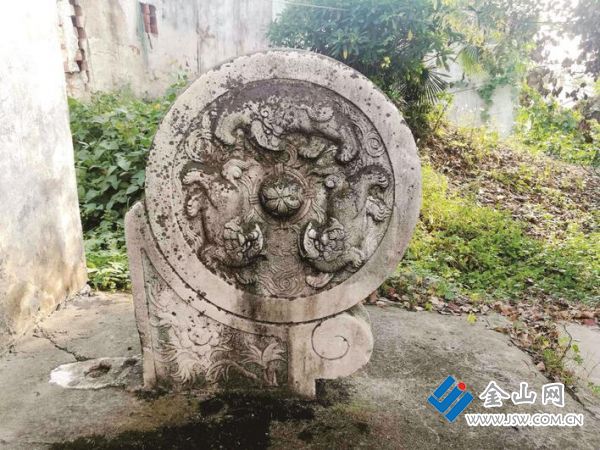 幸存的宗祠抱鼓石之一 圖：盧政 提供