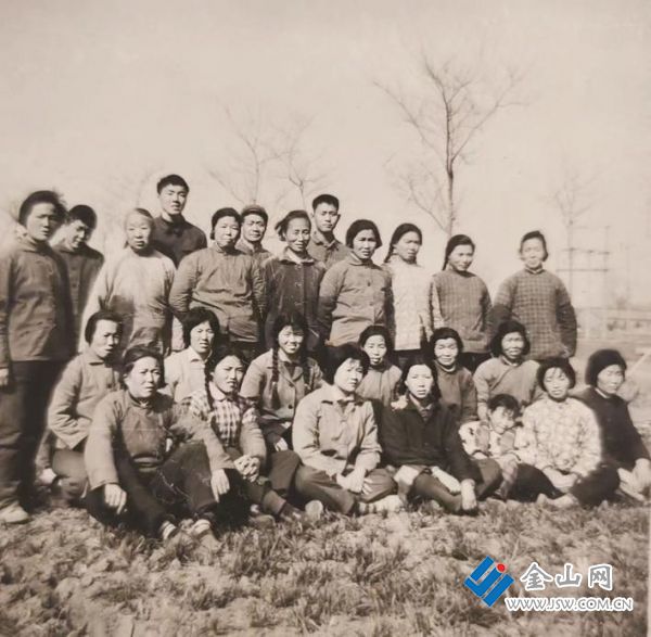 插隊(duì)時(shí)與生產(chǎn)隊(duì)群眾合影 后排左2為作者