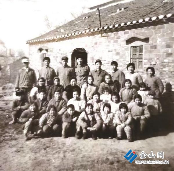 插隊(duì)時(shí)與生產(chǎn)隊(duì)群眾合影 后排右4為作者