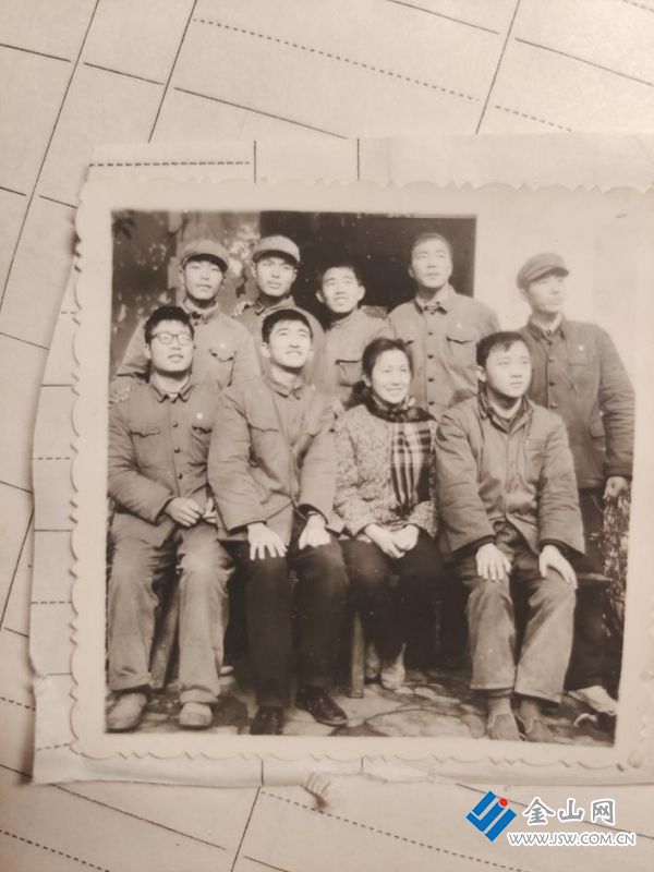 參加鎮(zhèn)江市上山下鄉(xiāng)宣傳團(tuán)時(shí)合影 后排右2為作者