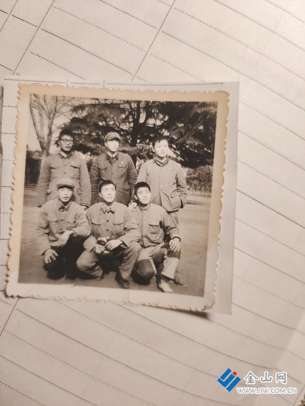 參加鎮(zhèn)江市上山下鄉(xiāng)宣傳團(tuán)時(shí)合影 前排持相機(jī)者為作者