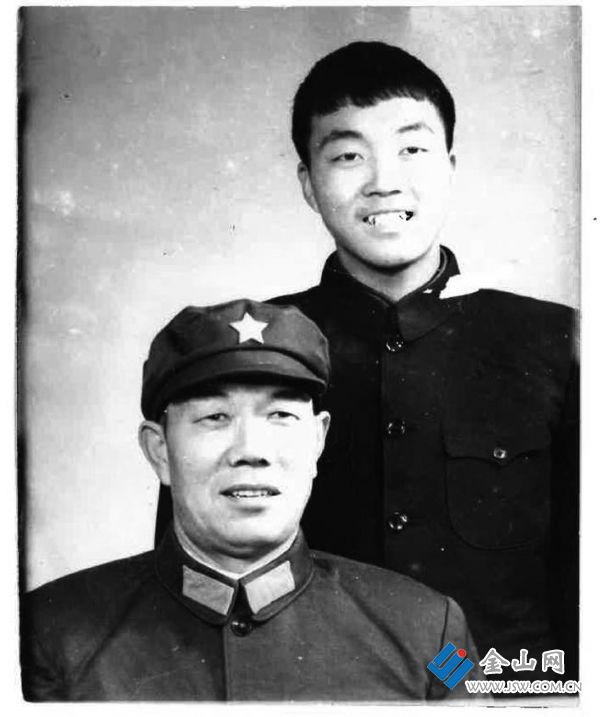 作者下放時(shí)和父親的合影