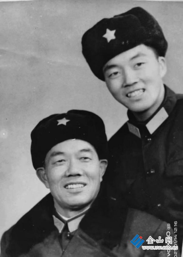 作者當(dāng)兵時(shí)和父親的合影