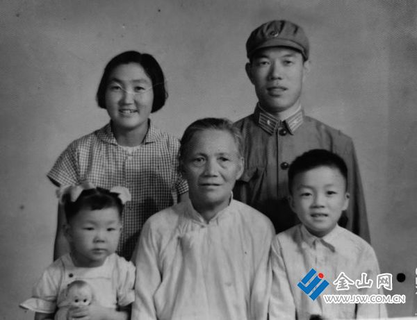 作者小學(xué)時(shí)的全家合影