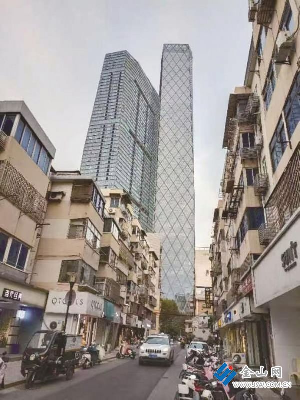 蘇寧廣場(chǎng)旁邊老巷 圖：金力 攝