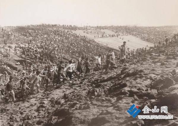 圖為上世紀(jì)60年代鎮(zhèn)江地區(qū)農(nóng)村大興冬季水利