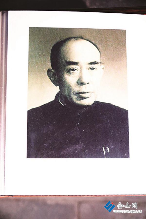 張?jiān)迄i(字翼元)像