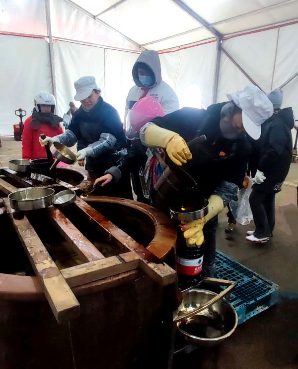 过年恒顺打酱油，诸培培。2024，1，23日于老恒顺门市店，。，。手机18020481517.JP.j