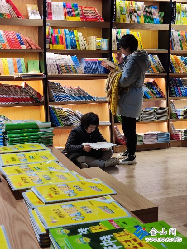 假日爱阅读，诸培培。2024，1，23日于东吴路凤凰广场4楼书店。。，。手机18020481517.JP.j