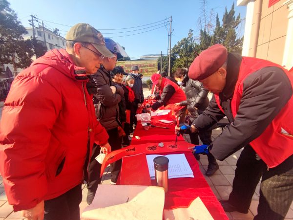 社区送春联，诸培培。2024，1，25日于东吴路江滨菜场。，。手机18020481517.JP