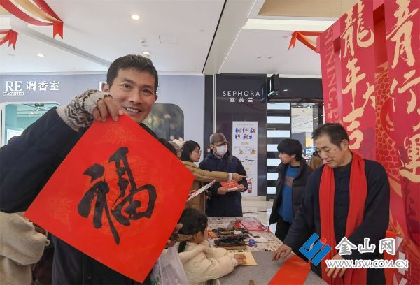 《龙年祥瑞5》2024-01-28，摄于镇江苏宁广场，朱武江拍摄