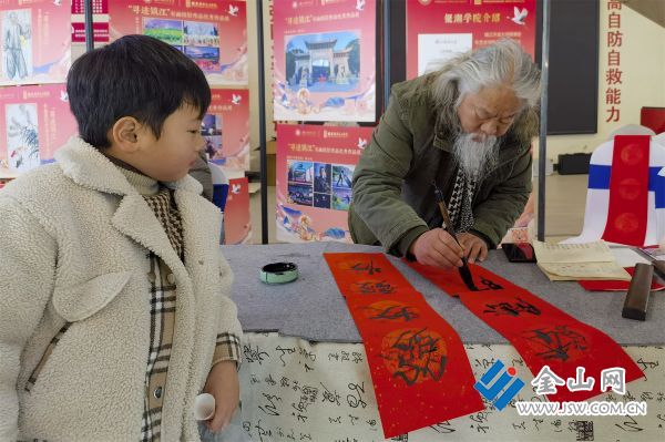 《写春联 迎新春1》2024-01-28，摄于镇江苏宁广场，朱武江拍摄