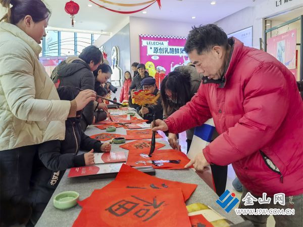 《写春联 迎新春3》2024-01-28，摄于镇江苏宁广场，朱武江拍摄