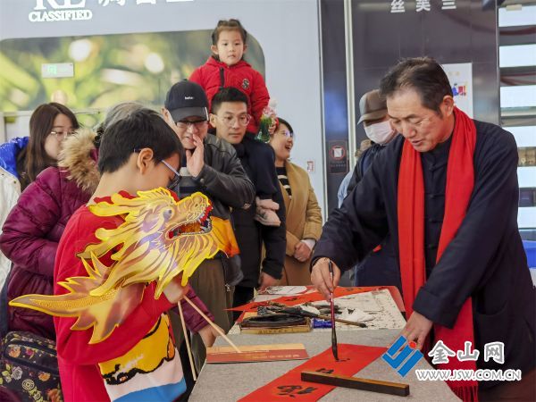 《写春联 迎新春4》2024-01-28，摄于镇江苏宁广场，朱武江拍摄