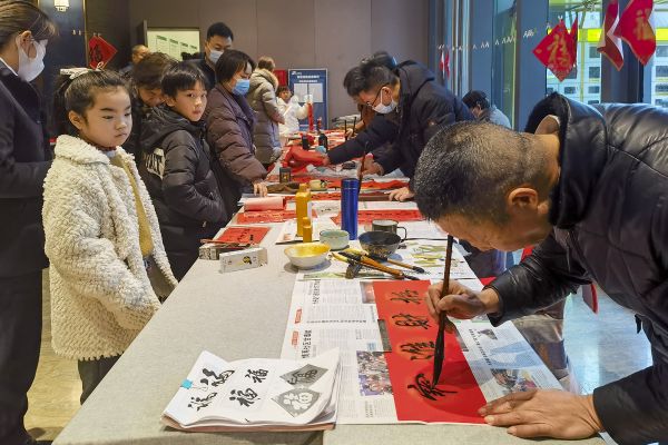 《纳福迎春3》2024-02-01，摄于镇江苏宁广场，朱武江拍摄