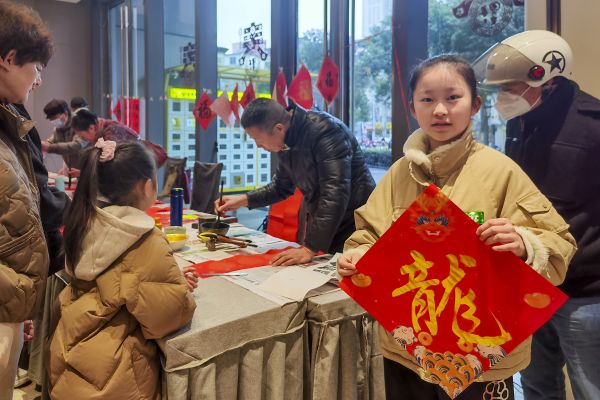 《纳福迎春2》2024-02-01，摄于镇江苏宁广场，朱武江拍摄