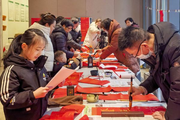 《纳福迎春6》2024-02-01，摄于镇江苏宁广场，朱武江拍摄