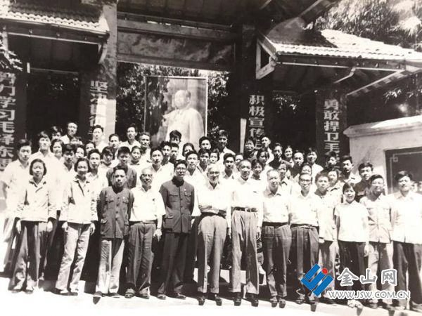 1967年5月呂鴻聲先生（前排左5）接待日本中日友好協(xié)會蠶絲技術(shù)代表團(tuán)