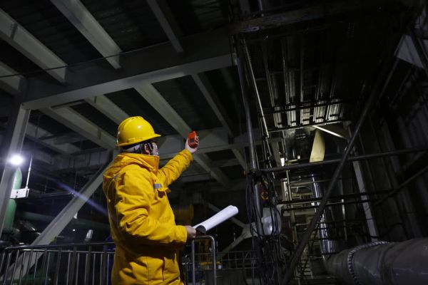 电力职工奋战一线保障电力供应