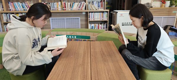 春节期间泉州援疆百姓书屋学生刻苦学习+宋文蛟+13319000175+自治区交通执法局