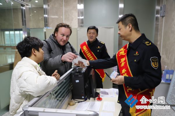 春节期间执法人员开展送温暖志愿服务+宋文蛟+13319000175+自治区交通执法局