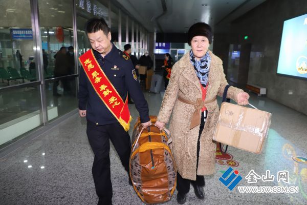 春节期间执法人员志愿服务帮助旅客提行李+宋文蛟+13319000175+自治区交通执法局