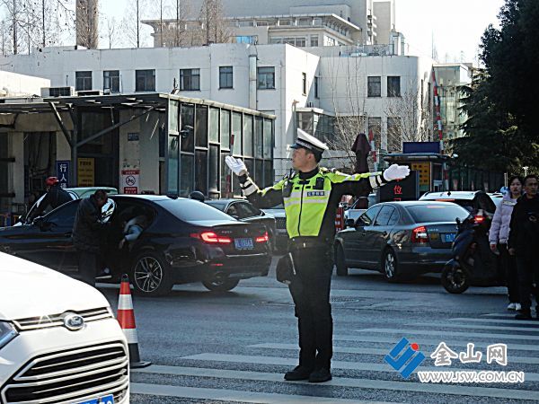 过年 交警最辛苦---任德发-13952921486--东吴路--春节时景区门口车多人多 交警最辛苦