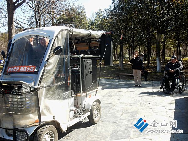 过年 自娱自乐---任德发-13952921486             --北固公园--过年春光好 公园内 歌声伴着春风飞 自娱自乐自逍遥 