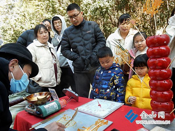 糖 画---任德发-13952921486--北固公园         ---过年公园人如潮 众人目光集中处 非遗糖画平时少 买支回家乐滔滔   