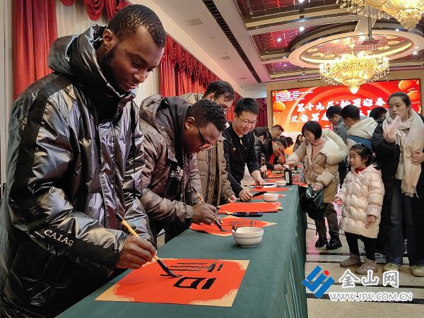 祝福中国年（组照1）+（2024.2.4.西津渡，国际友人写春联祝福中国龙年）+张元景+13906101632