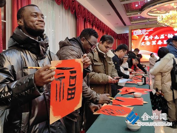 祝福中国年（组照3）+（2024.2.4.西津渡，国际友人写春联祝福中国龙年）+张元景+13906101632