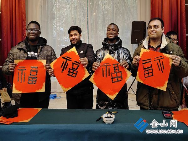 祝福中国年（组照4）+（2024.2.4.西津渡，国际友人写春联祝福中国龙年）+张元景+13906101632