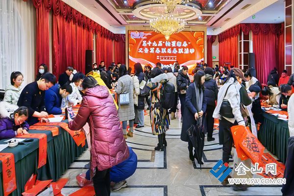 同写春联迎新春（组照1）+（2024.2.4.西津渡，中外人士同写春联迎龙年春节）+张元景+13906101632