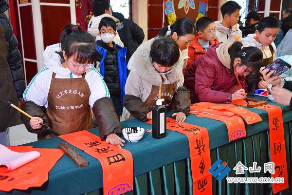 同写春联迎新春（组照2）+（2024.2.4.西津渡，中外人士同写春联迎龙年春节）+张元景+13906101632