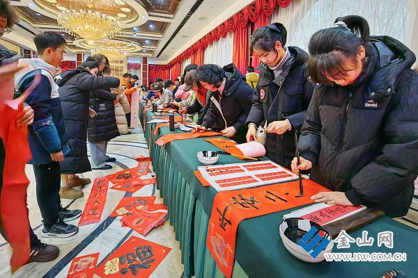 同写春联迎新春（组照4）+（2024.2.4.西津渡，中外人士同写春联迎龙年春节）+张元景+13906101632