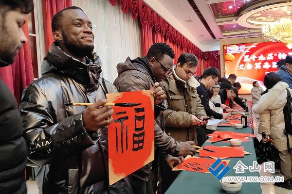 同写春联迎新春（组照3）+（2024.2.4.西津渡，中外人士同写春联迎龙年春节）+张元景+13906101632